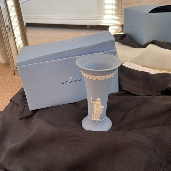 Wedgwood  bud vase. - Picture 2 of 3